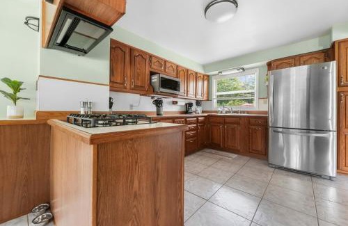 Traverse City House | TRAVERSE CITY RETREAT with Hot tub Games Pets