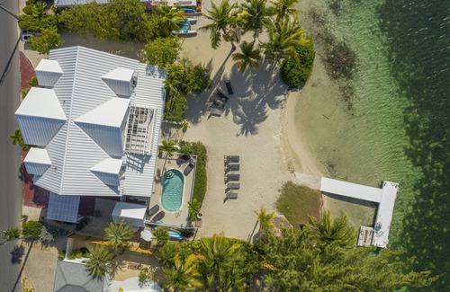 Rum Point Villa | Treasure Cove – Luxurious private villa with pool and boat dock in Cayman Kai
