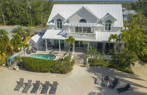 Rum Point Villa | Treasure Cove – Luxurious private villa with pool and boat dock in Cayman Kai