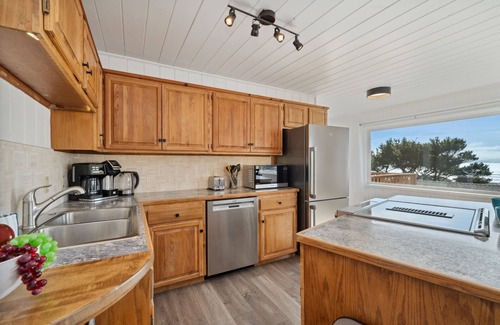 Neahkahnie Beach House | Treasure Hideaway-Manzanita Or., Ocean View,Fenced Yard, Arcade games, Dog Ok