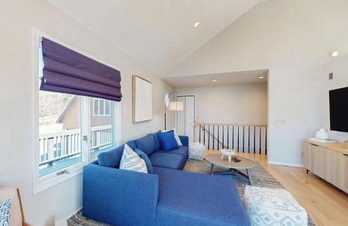 Livingston House | Treasured Cove