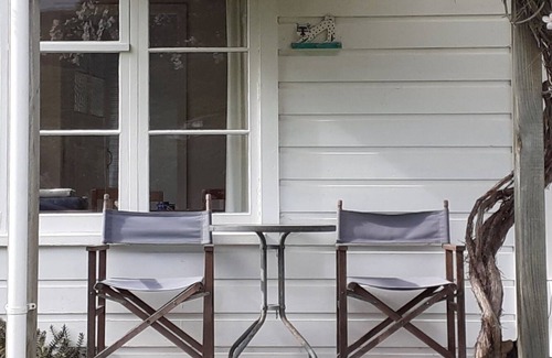 Warrington Cottage | TREE COTTAGE charming, secluded, 20 mins from town