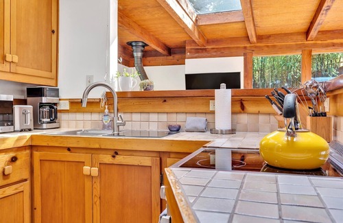 Guerneville House | Tree Fort:FUN Treetop Cabin Perfection! Outdoor TV! EV Charger!HtTb,Decks,Pup