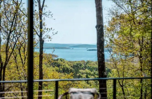 Indian Point House | Tree + House at Indian Point