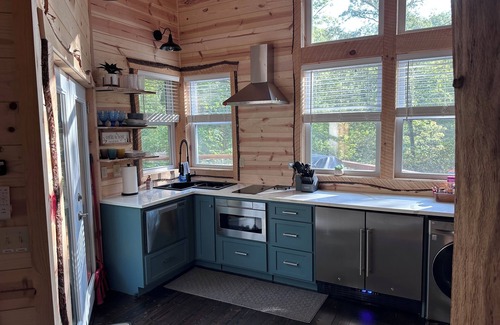 Bryson City Cabin | Tree House Cabin w Hot tub close to downtown & Great Smoky Mountains