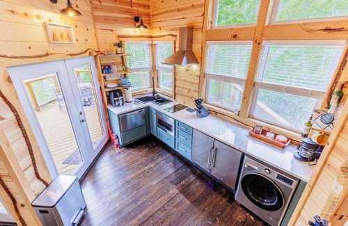 Bryson City Cabin | Tree House Cabin w Hot tub close to downtown & Great Smoky Mountains