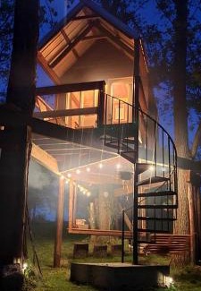 Eureka Springs House | Tree House Glamping Destination near the Ozarks, with River Access for Swimming and Fishing