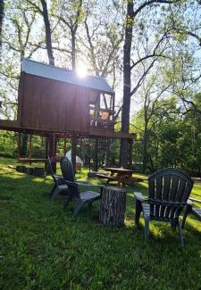 Eureka Springs House | Tree House Glamping Destination near the Ozarks, with River Access for Swimming and Fishing