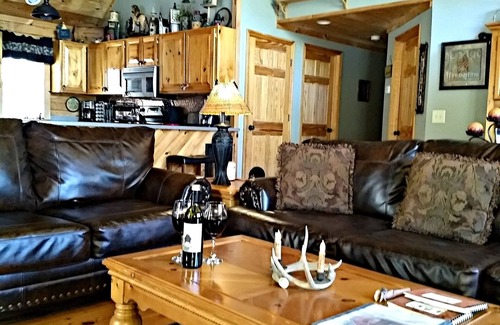 Hiawassee Cabin | Tree House Lodge (Real Log Mountain Paradise)