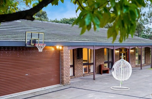 Donvale House | Tree-Lined Donvale Nature Family Getaway