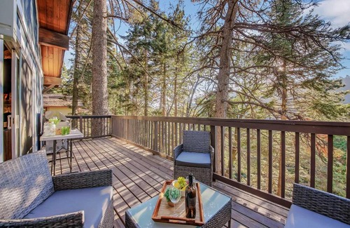 Arrowhead Villas House | Tree-Lined Lake Arrowhead Cabin about 1 Mi to Village!