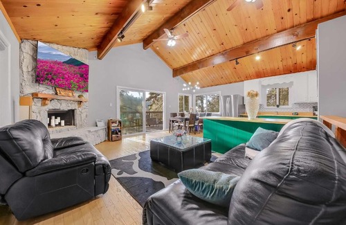 Arrowhead Villas House | Tree-Lined Lake Arrowhead Cabin about 1 Mi to Village!