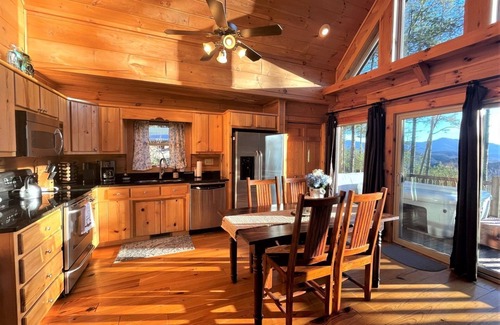 Almond Cabin | Tree Top Getaway - Tree Top Getaway close to Fontana Lake and NOC - Free Passes!