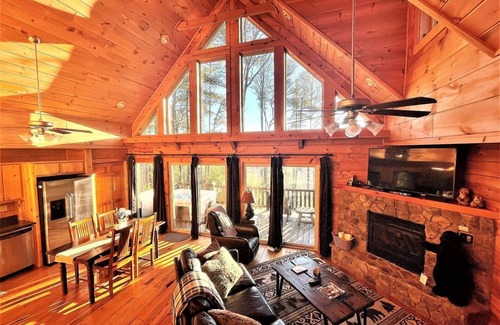 Almond Cabin | Tree Top Getaway - Tree Top Getaway close to Fontana Lake and NOC - Free Passes!