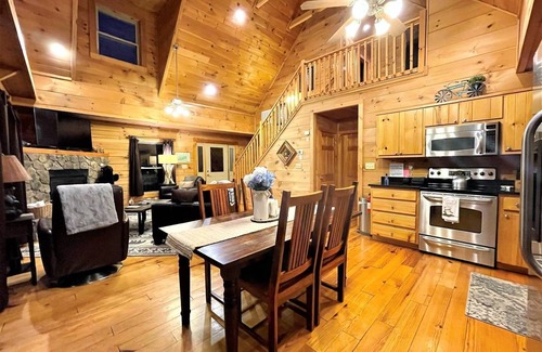 Almond Cabin | Tree Top Getaway - Tree Top Getaway close to Fontana Lake and NOC - Free Passes!