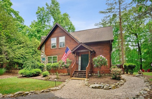 Butler Cabin | Tree Top Lodge - Gorgeous Lake Cabin with Hot Tub & Magnificent Views of Forests and Mountains! by RedAwning