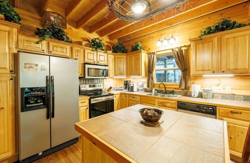 Mentone Cabin | Tree Top Retreat! Hot Tub l 3mi to Desoto Falls