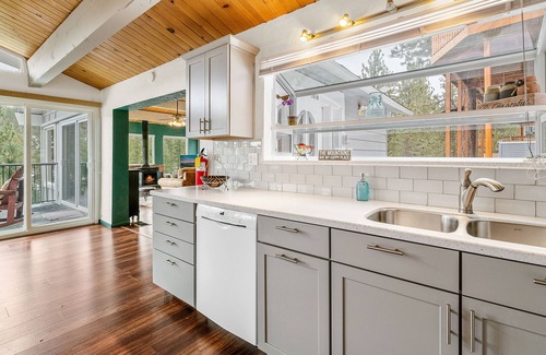 Fawnskin Cabin | Tree Top Views- Peekaboo Lake View- Foosball