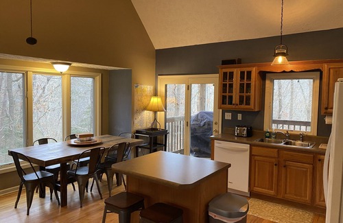 Townville House | Tree Tops Spacious Lake Front Family-Friendly Home