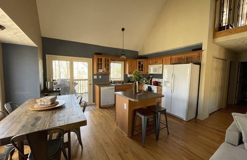 Townville House | Tree Tops Spacious Lake Front Family-Friendly Home