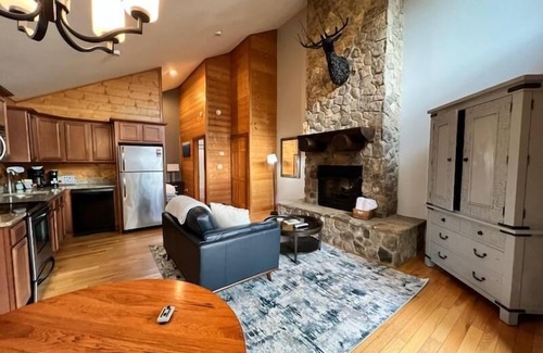 Bryson City Cabin | Treehouse A - A Suite Getaway for Two