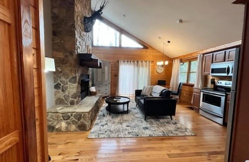 Bryson City Cabin | Treehouse A - A Suite Getaway for Two