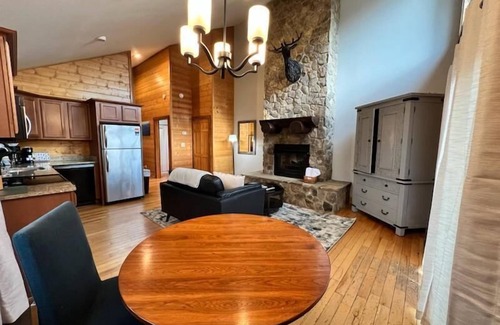 Bryson City Cabin | Treehouse A - A Suite Getaway for Two