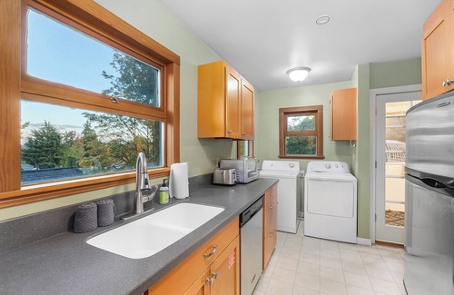 Wallingford Apartment | Treehouse Deck at Green Lake