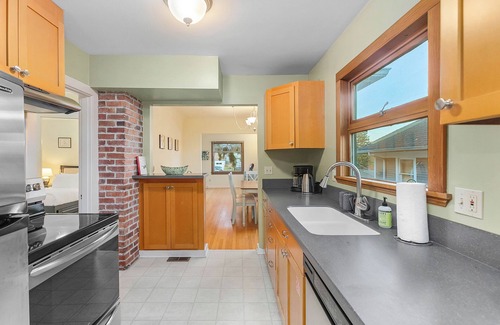 Wallingford Apartment | Treehouse Deck at Green Lake