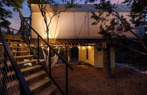 Fredericksburg House | Treehouse Glamping at Pecan Haven W Hot Tub