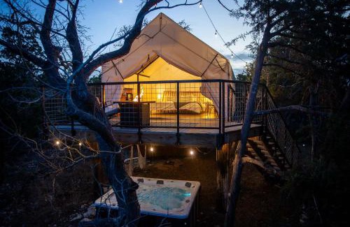 Fredericksburg House | Treehouse Glamping at Pecan Haven W Hot Tub