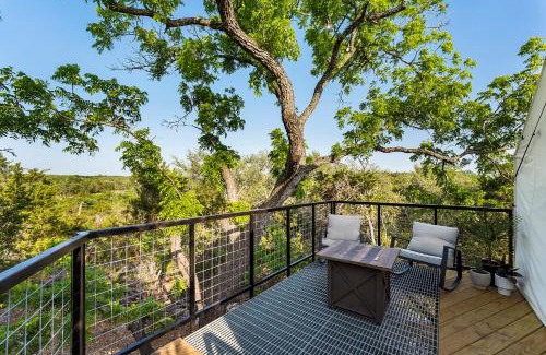 Fredericksburg House | Treehouse Glamping at Pecan Haven W Hot Tub