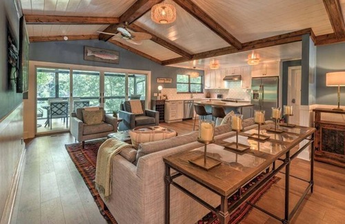 Blairsville Cabin | Treehouse on the Lake - Pet Friendly | Private Dock | Lake Nottely