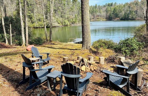 Cullowhee House | Treehouse on the Lake! Direct Lakefront Home with Private Dock on Lake Glenville