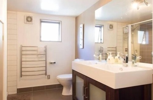 Arthur's Point House | Treehouse Spa Escape