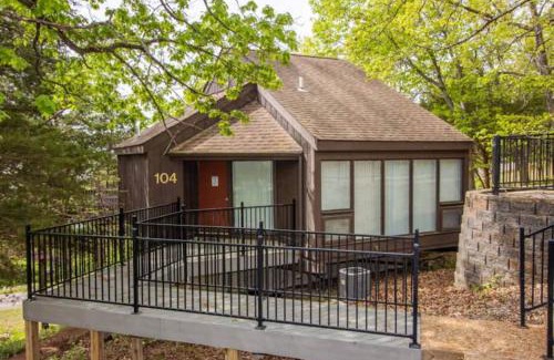 Village of Four Seasons House | Treehouse Treetop Village104-3bed3bapools-8pp