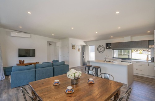 Whangamata House | Treetop Bach - Whangamata Holiday Home