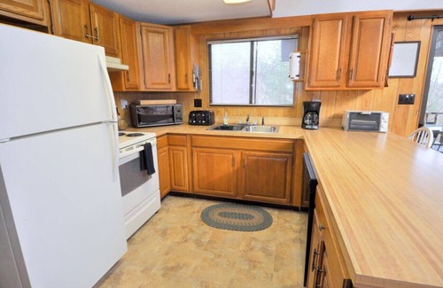 The Woods House | Treetop Cabin - Golf | Fireplace | Pool Access | Wifi | Grill | Deck