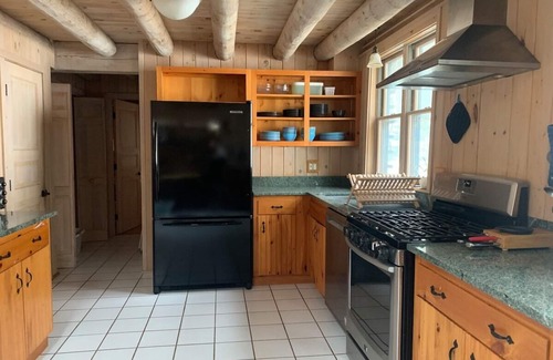 Tyringham House | Treetop Hideaway in Tyringham