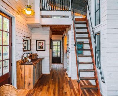 Chattanooga Ski Chalet | Treetop Hideaways: Dogwood Treehouse in Chattanooga