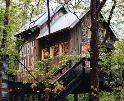 Chattanooga Ski Chalet | Treetop Hideaways: Redbud Treehouse in Chattanooga