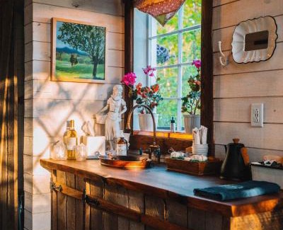 Chattanooga Ski Chalet | Treetop Hideaways: Redbud Treehouse in Chattanooga