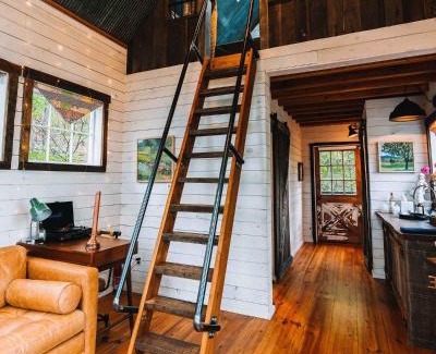 Chattanooga Ski Chalet | Treetop Hideaways: Redbud Treehouse in Chattanooga