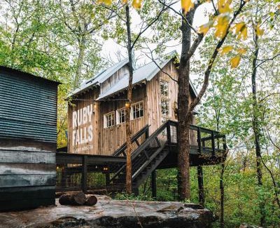 Chattanooga Ski Chalet | Treetop Hideaways: Redbud Treehouse in Chattanooga