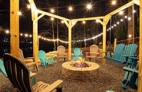 Brevard Cabin | Treetop Lakehouse: Pvt Lake/Sauna/HotTub/Games