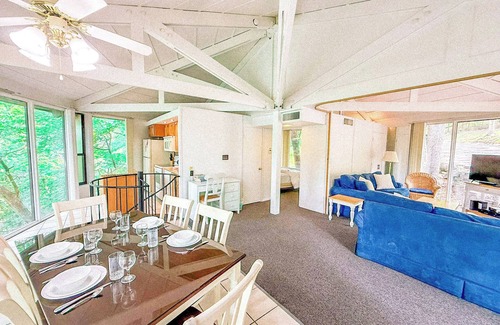 Village of Four Seasons Apartment | Treetop House in Forest 3BD/3BA/Deck/Pools/Grill/Dock-Sleeps 8PP