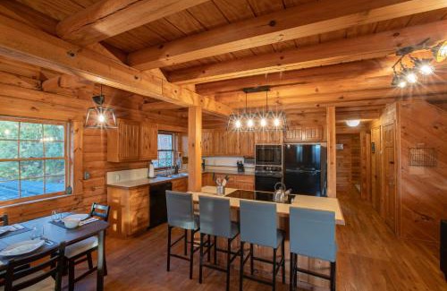 Mars Hill House | Treetops Cabin easy to Asheville with fast wifi and great view