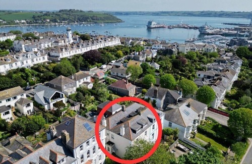 Maenporth Apartment | Treetops - Characterful flat with parking, close to beach