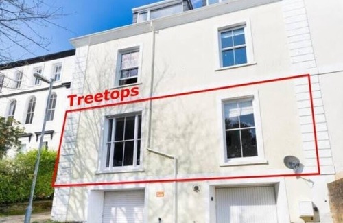 Maenporth Apartment | Treetops - Characterful flat with parking, close to beach