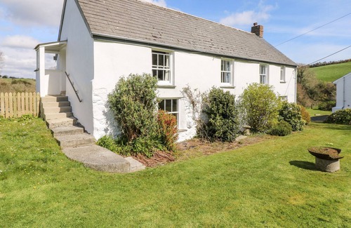 Helford Passage Cottage | TREGITHEY FARMHOUSE, family friendly, with open fire in Manaccan